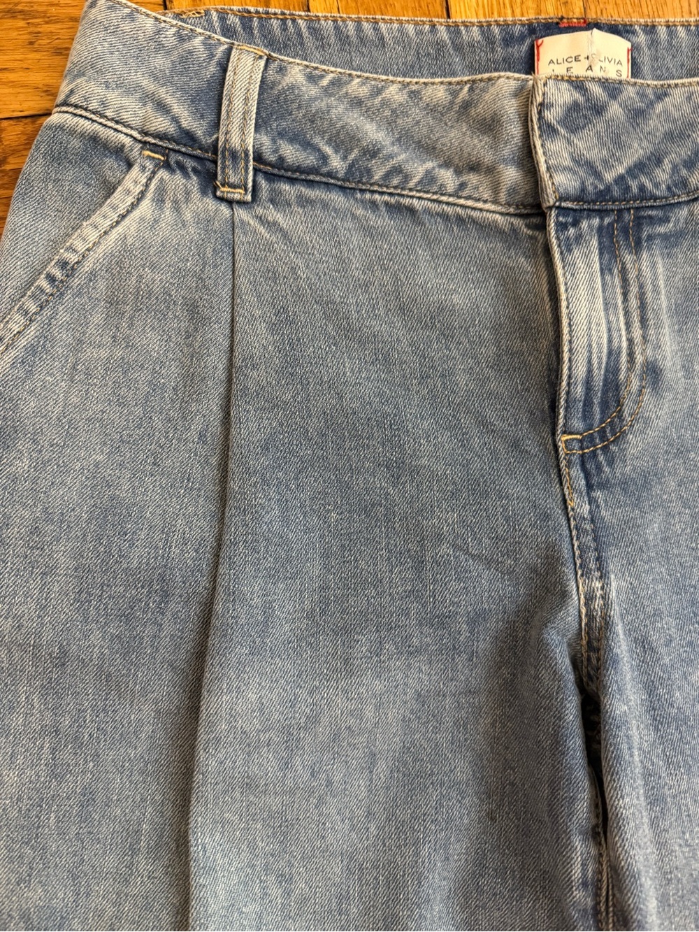 Alice and Olivia
Eric Low Rise Wide Leg Jeans in Sadie Light Vintage Blue - Picture 10 of 14